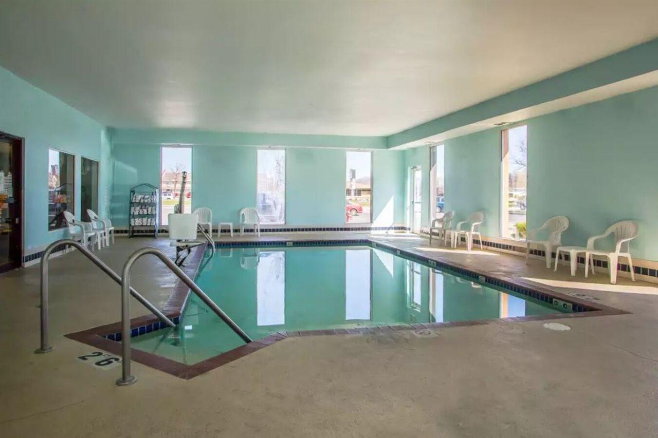 Quality Inn & Suites West Bend Экстерьер фото