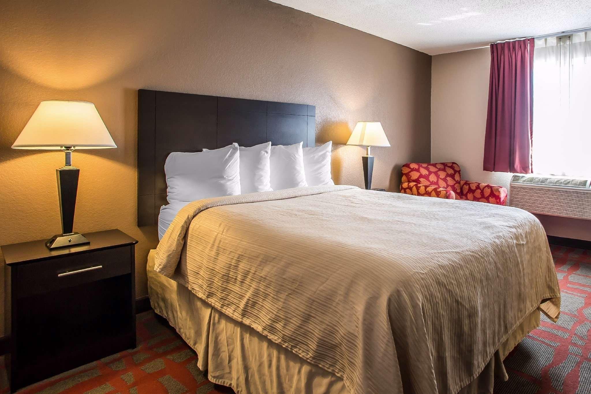 Quality Inn & Suites West Bend Экстерьер фото