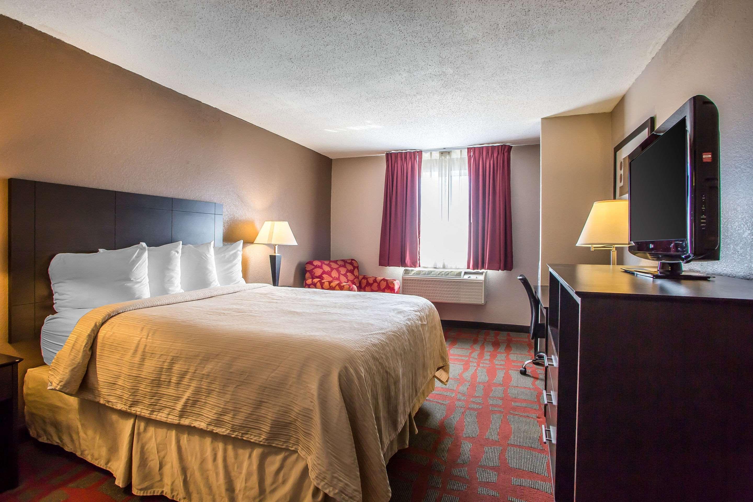 Quality Inn & Suites West Bend Экстерьер фото