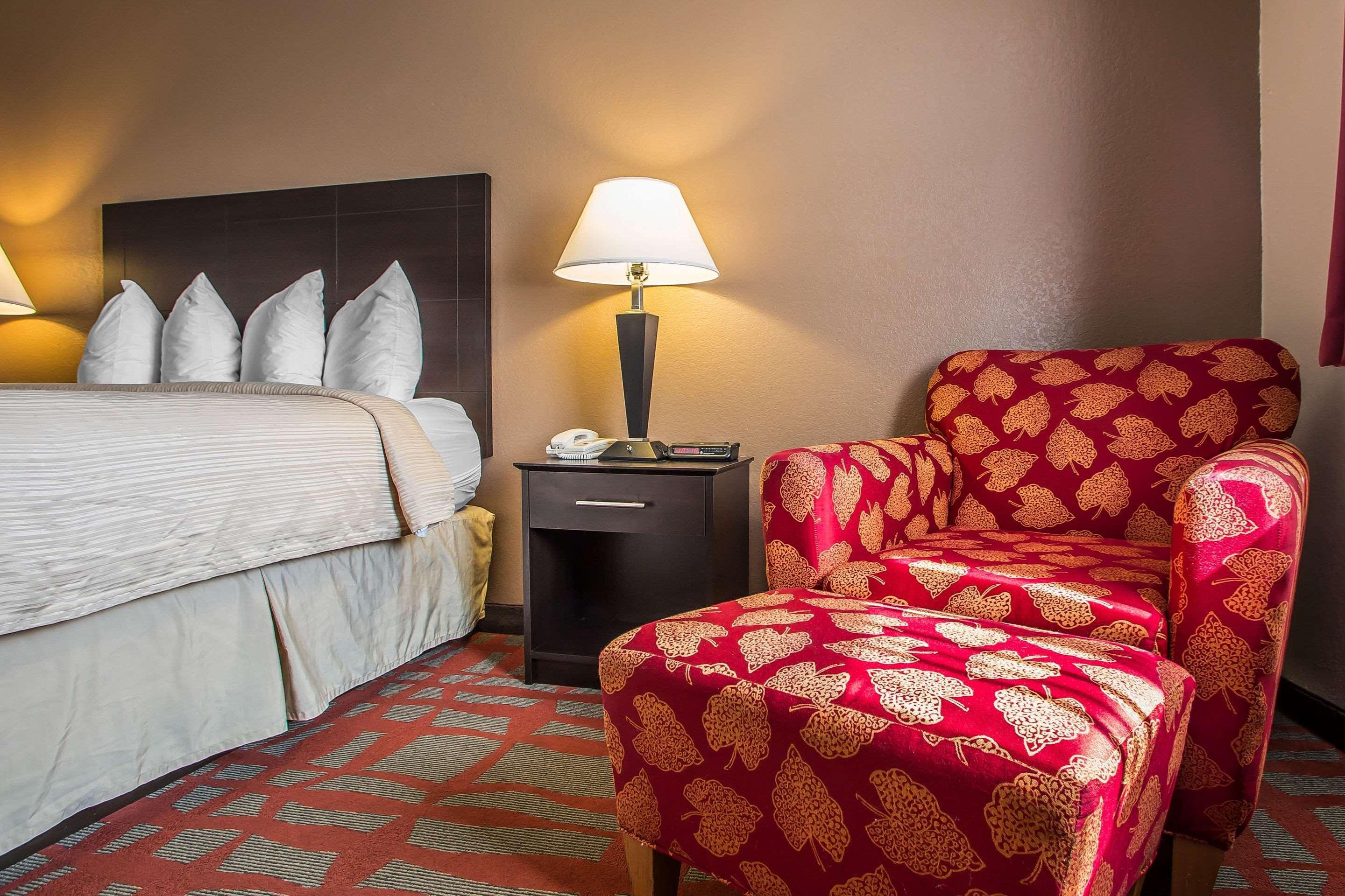 Quality Inn & Suites West Bend Экстерьер фото