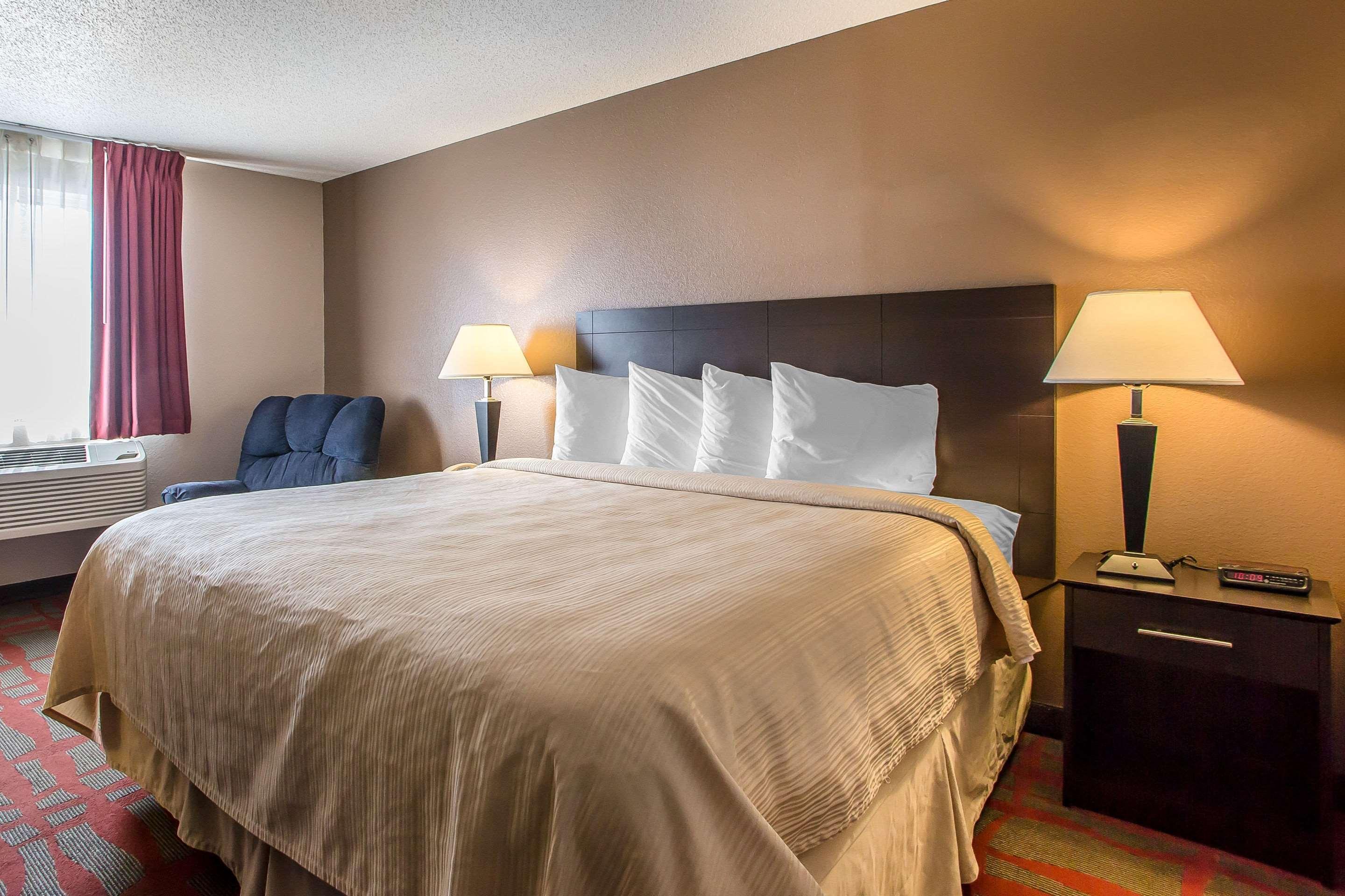 Quality Inn & Suites West Bend Экстерьер фото