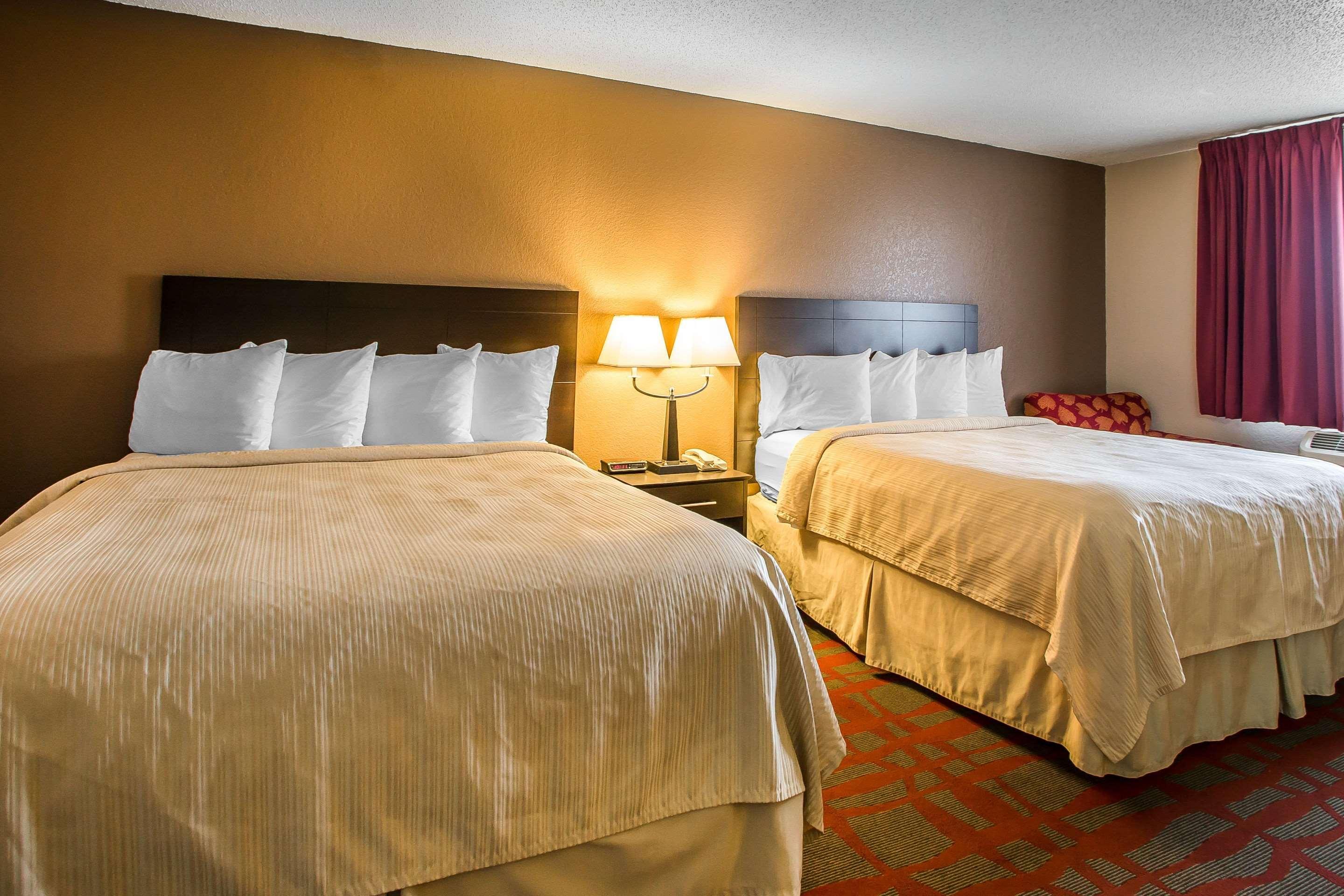 Quality Inn & Suites West Bend Экстерьер фото