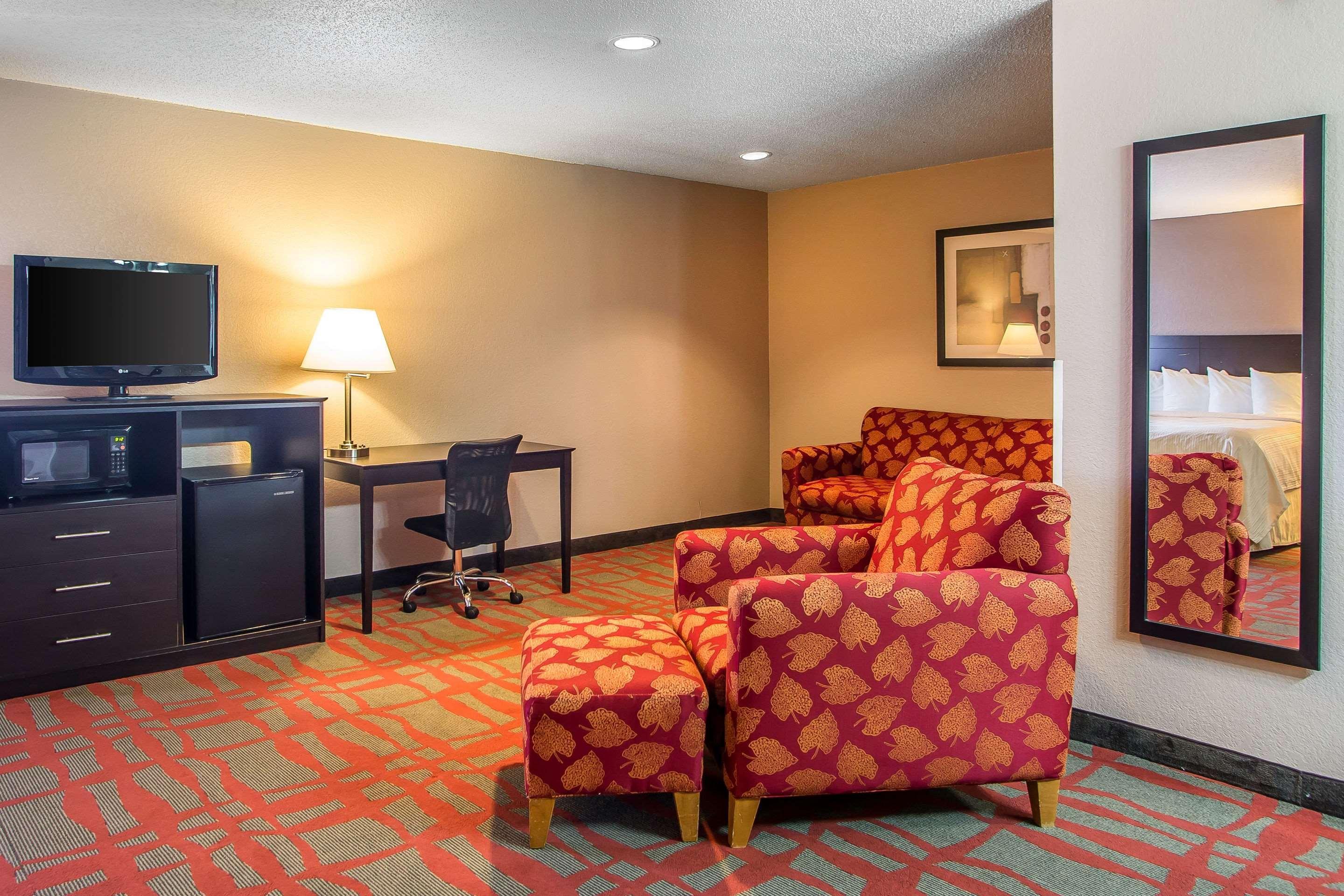 Quality Inn & Suites West Bend Экстерьер фото