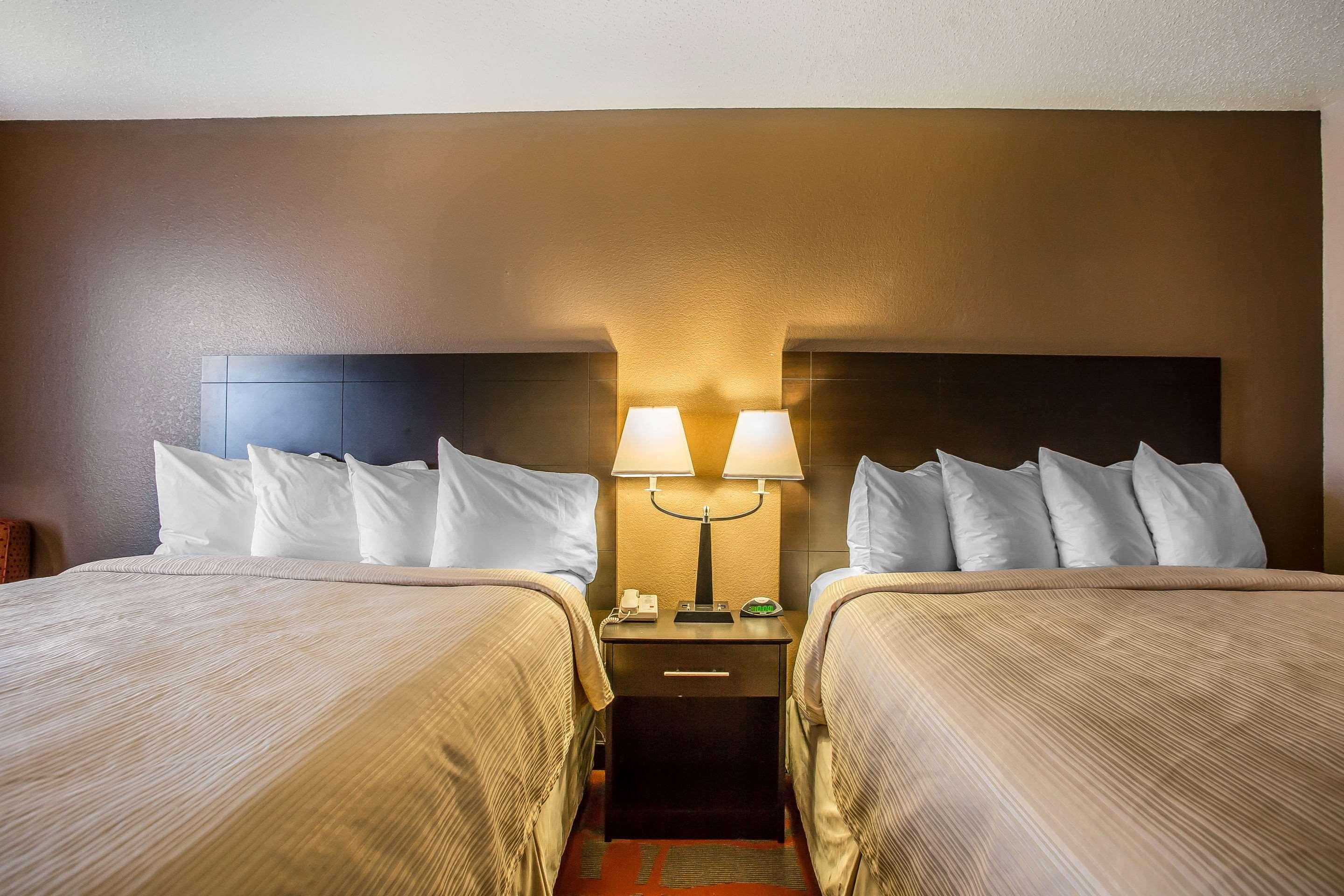 Quality Inn & Suites West Bend Экстерьер фото
