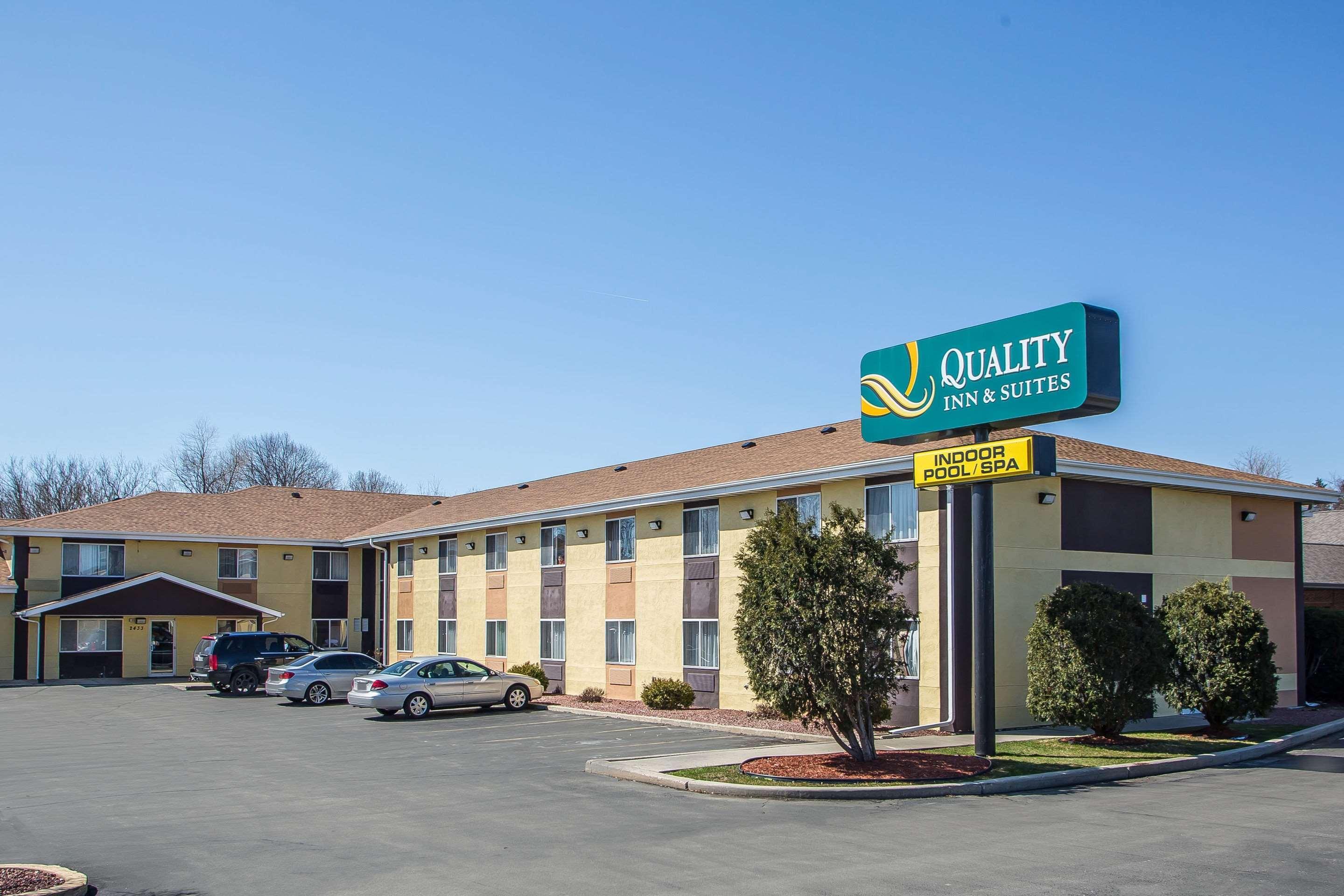 Quality Inn & Suites West Bend Экстерьер фото