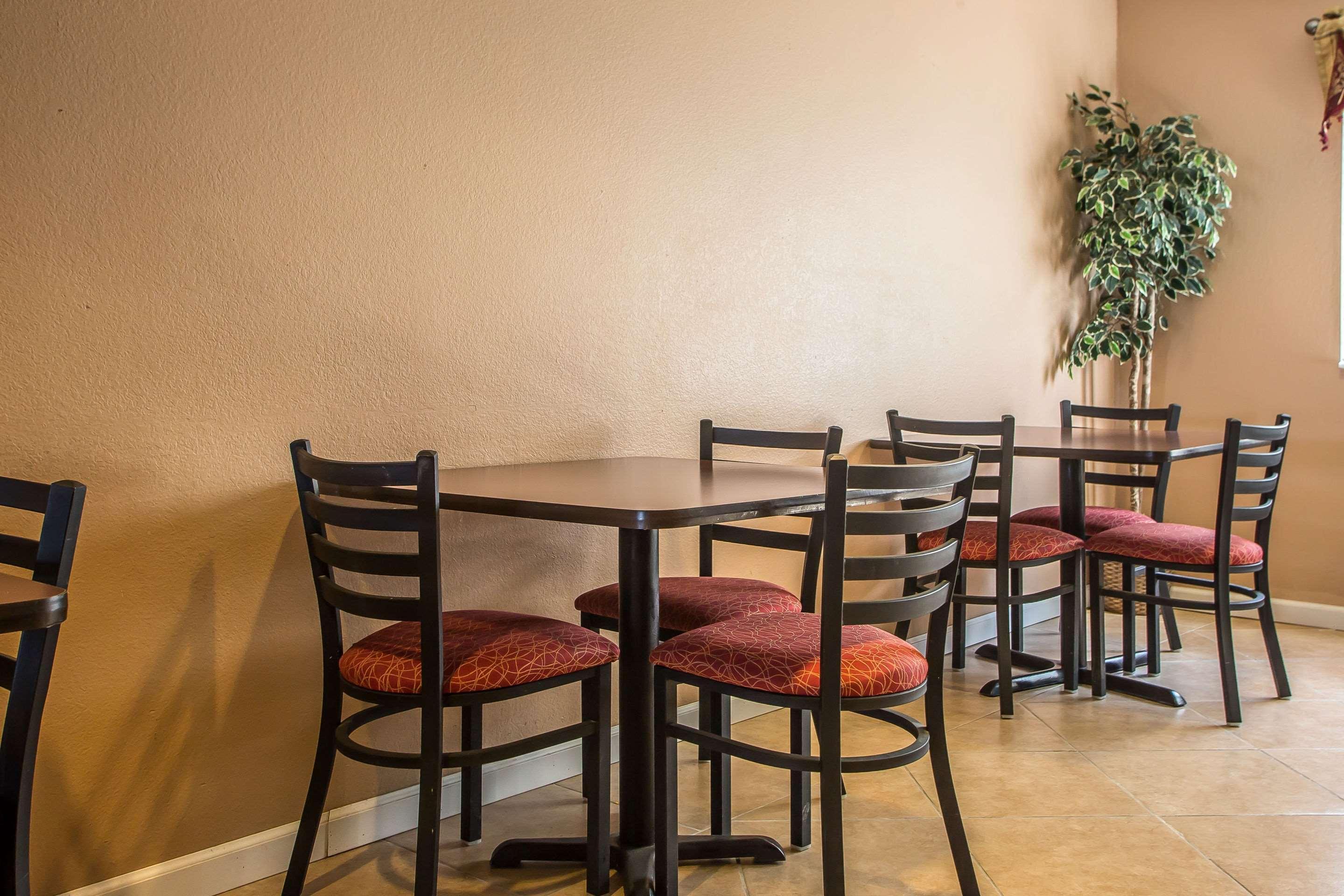 Quality Inn & Suites West Bend Экстерьер фото