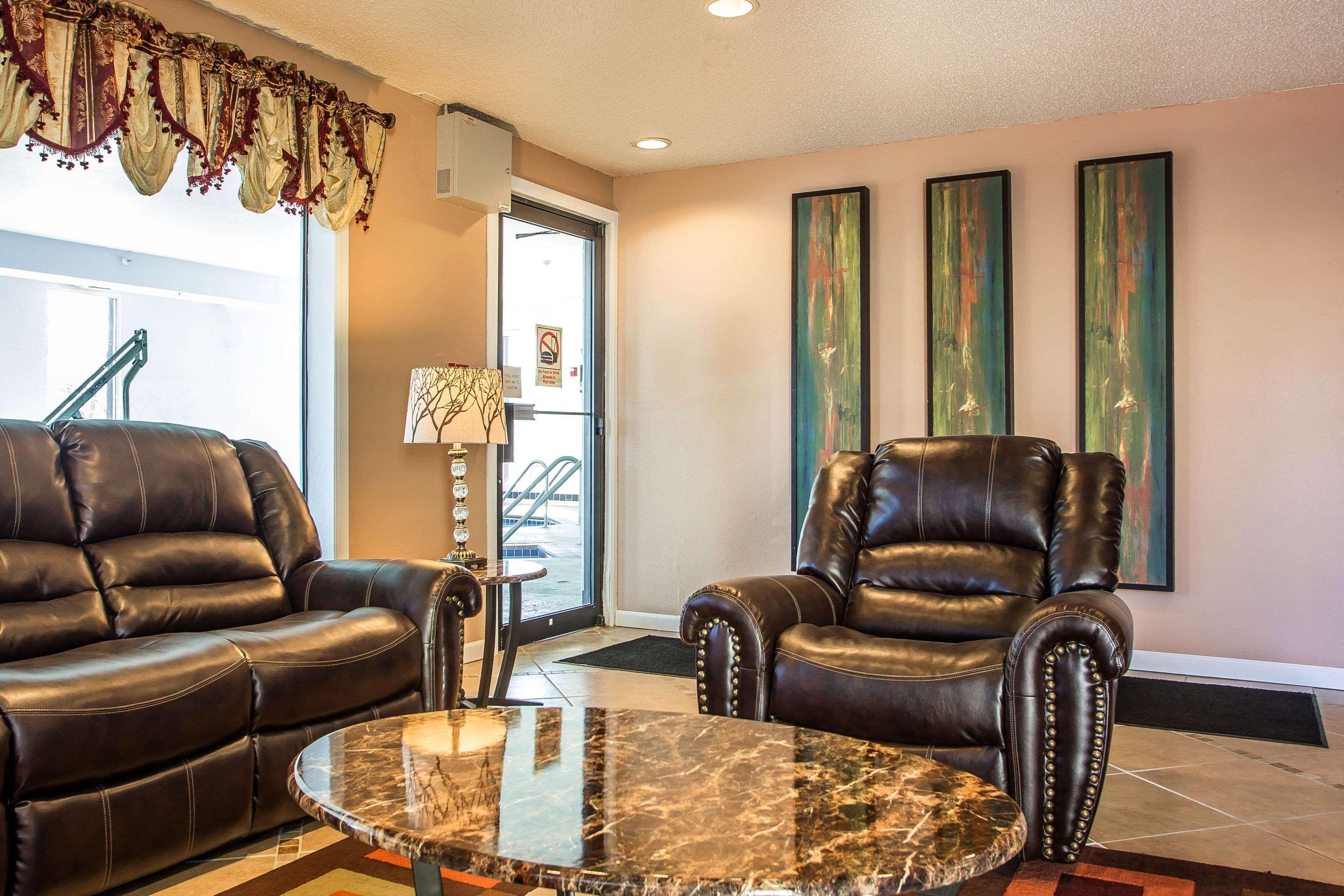 Quality Inn & Suites West Bend Экстерьер фото