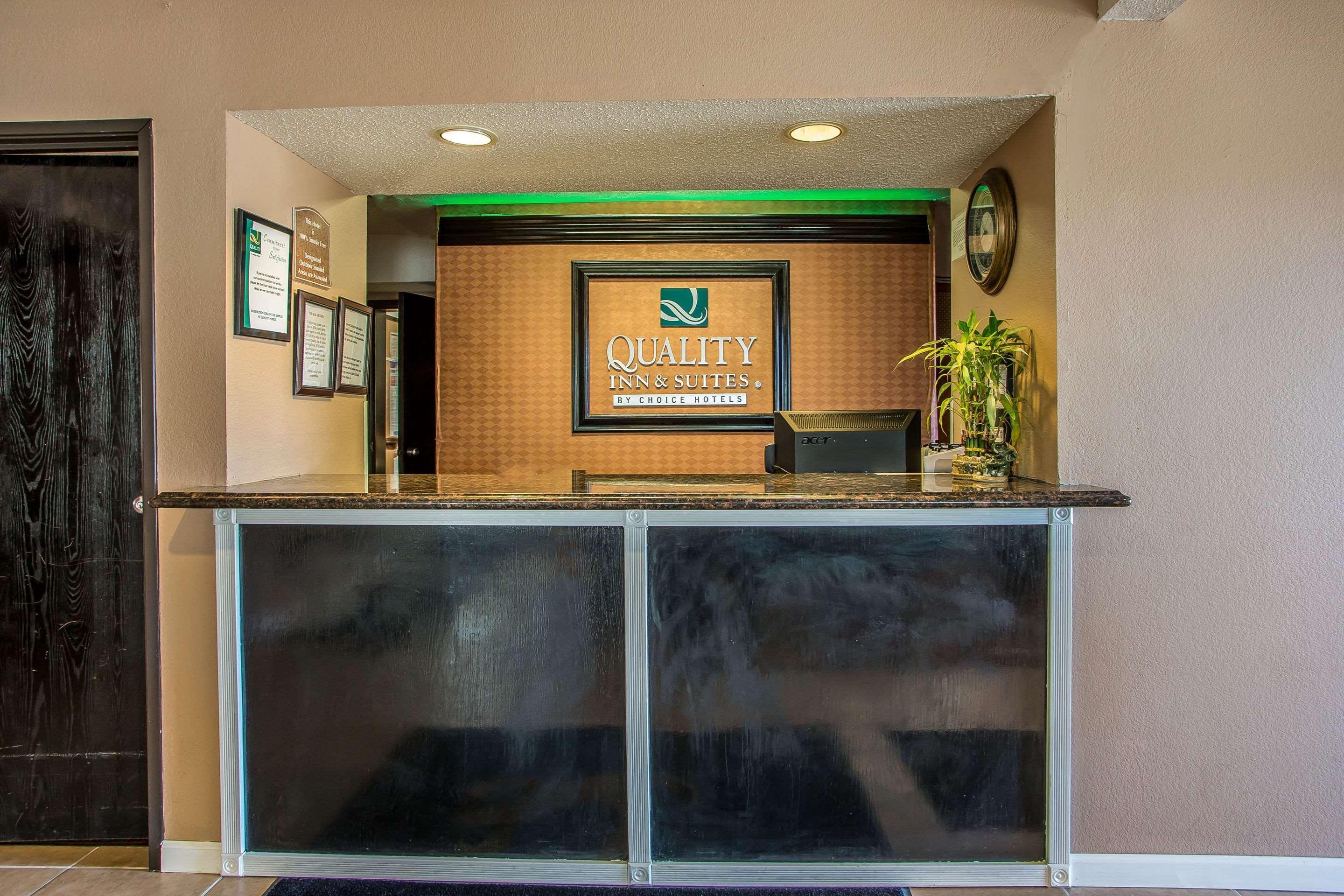 Quality Inn & Suites West Bend Экстерьер фото