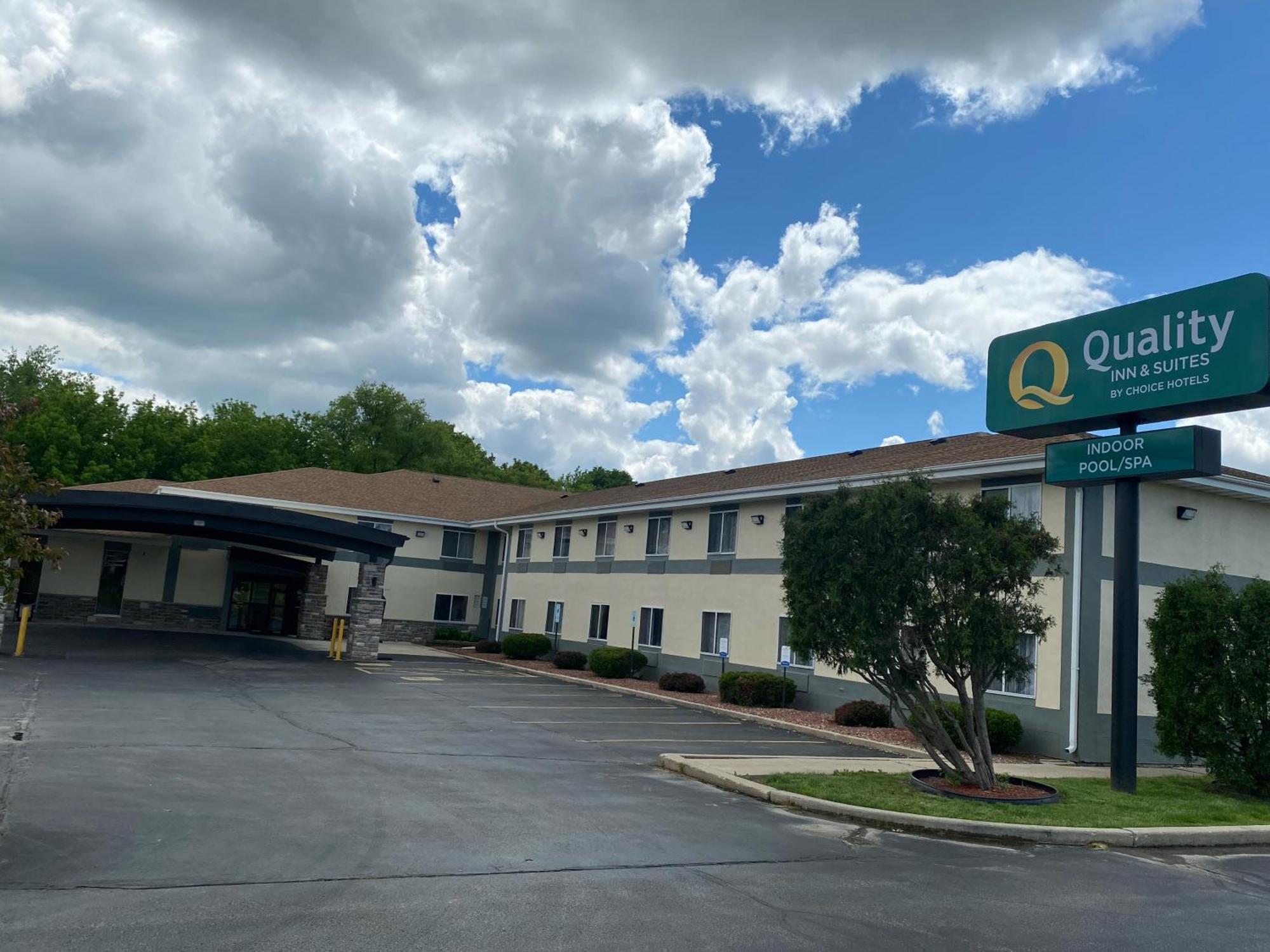 Quality Inn & Suites West Bend Экстерьер фото