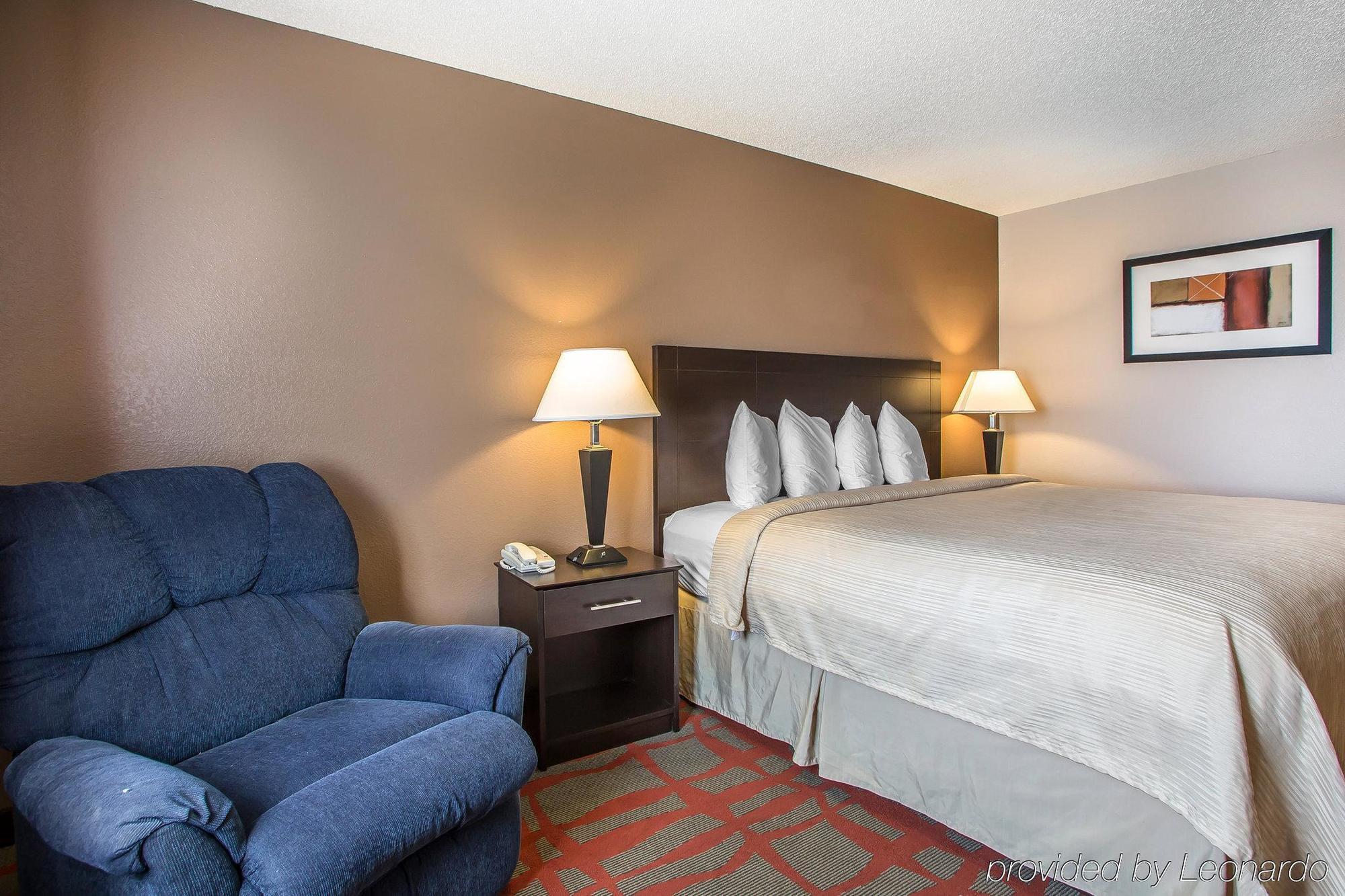 Quality Inn & Suites West Bend Экстерьер фото