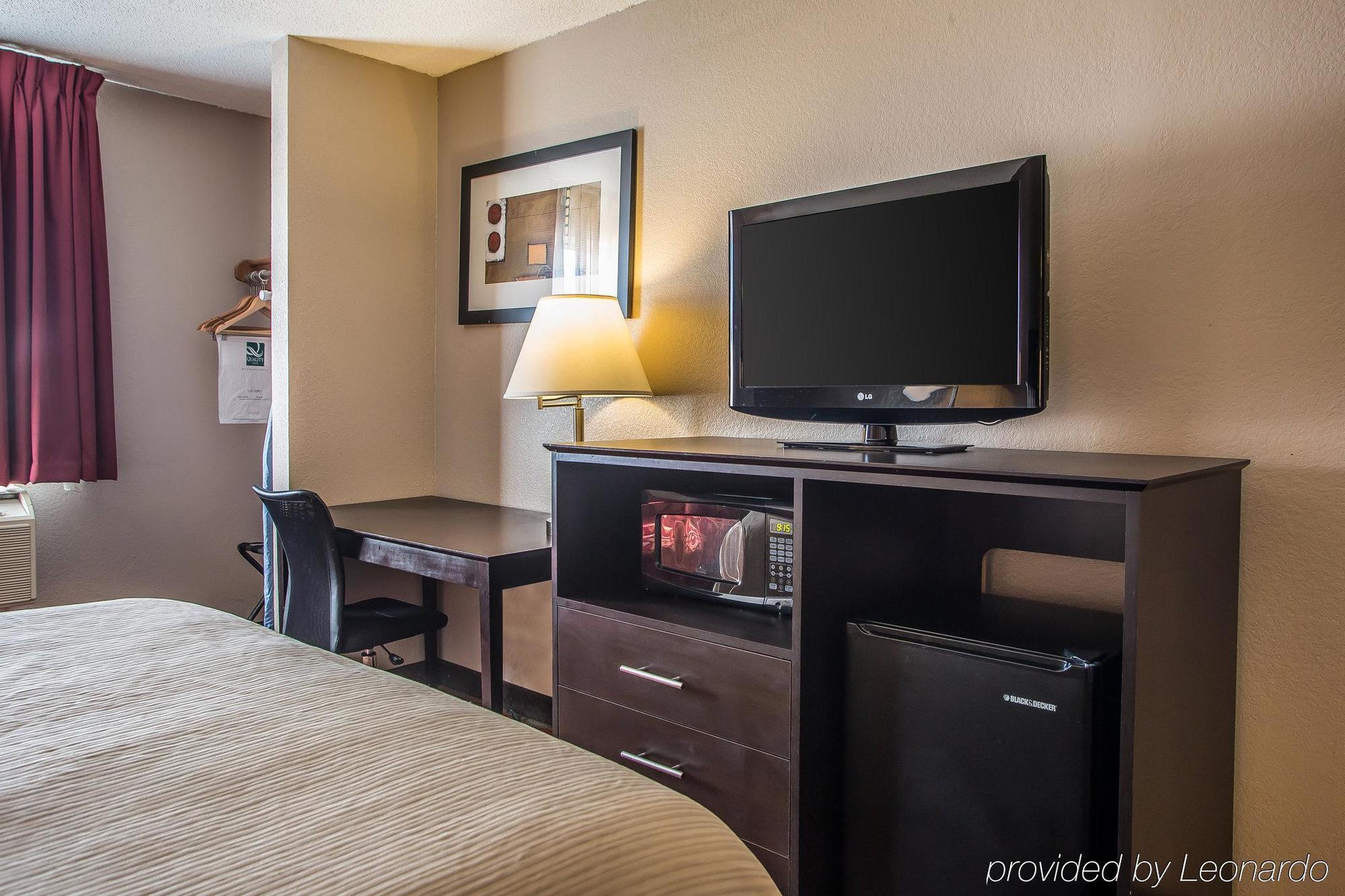 Quality Inn & Suites West Bend Экстерьер фото
