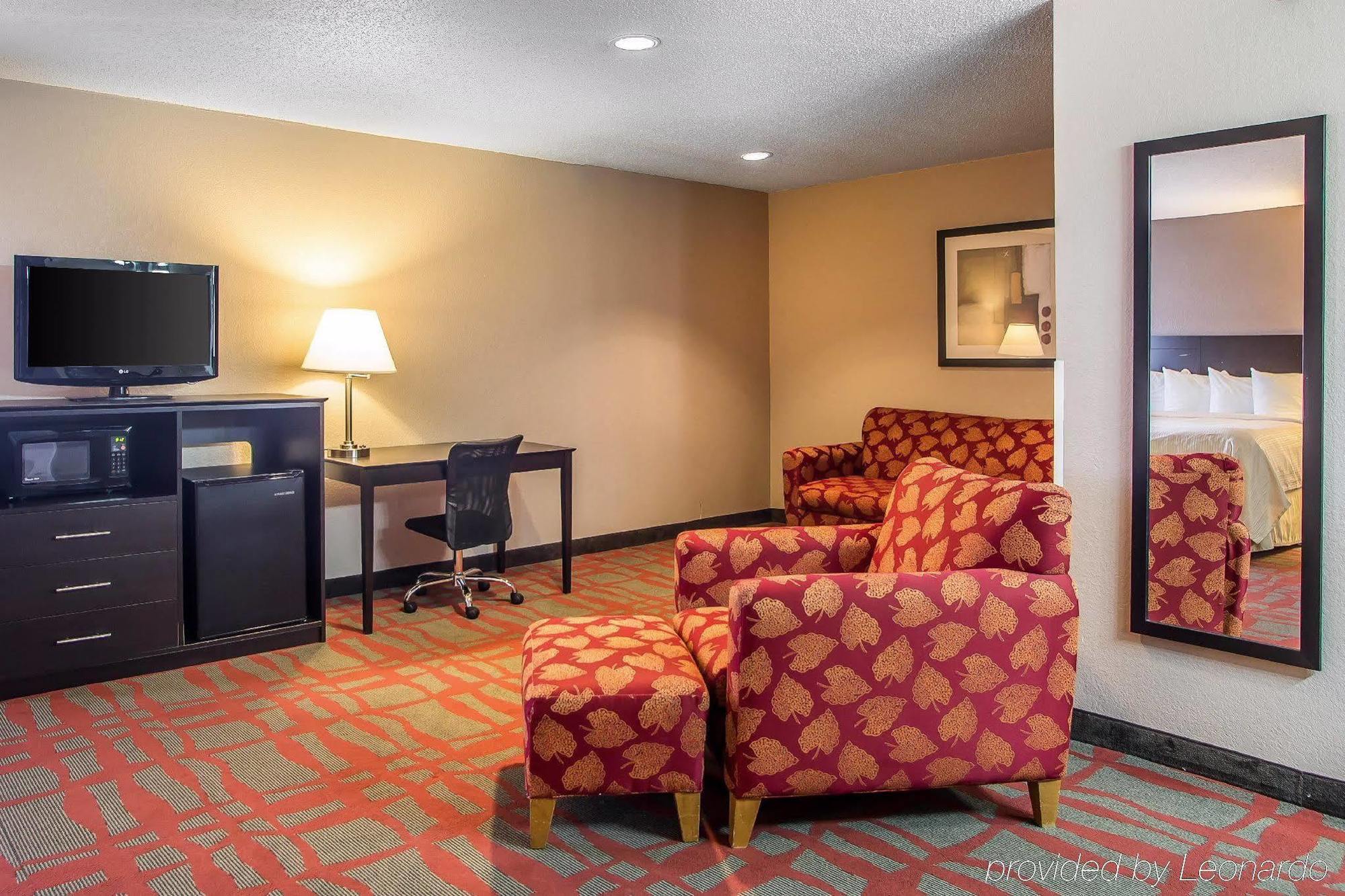 Quality Inn & Suites West Bend Экстерьер фото