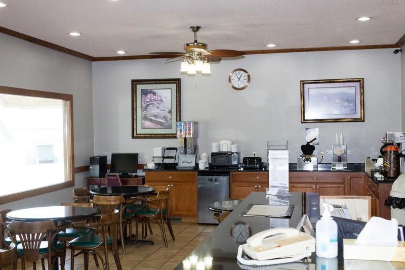 Quality Inn & Suites West Bend Экстерьер фото