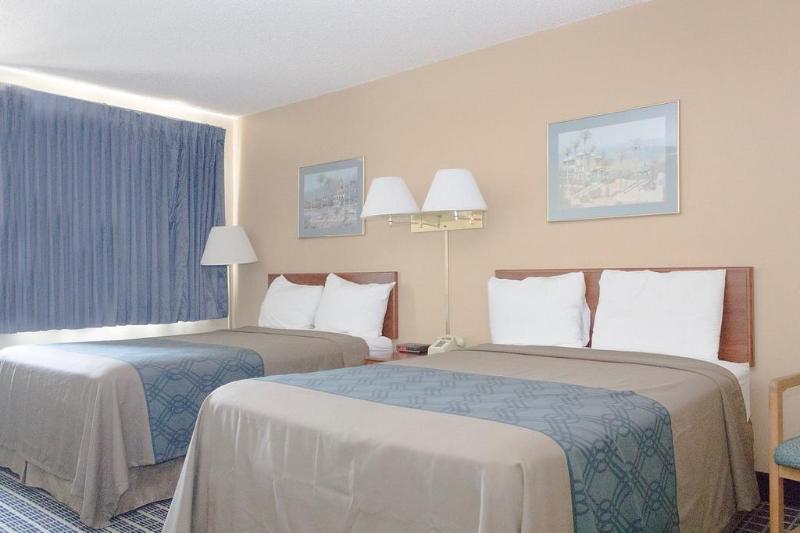 Quality Inn & Suites West Bend Экстерьер фото