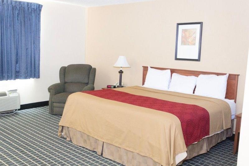 Quality Inn & Suites West Bend Экстерьер фото