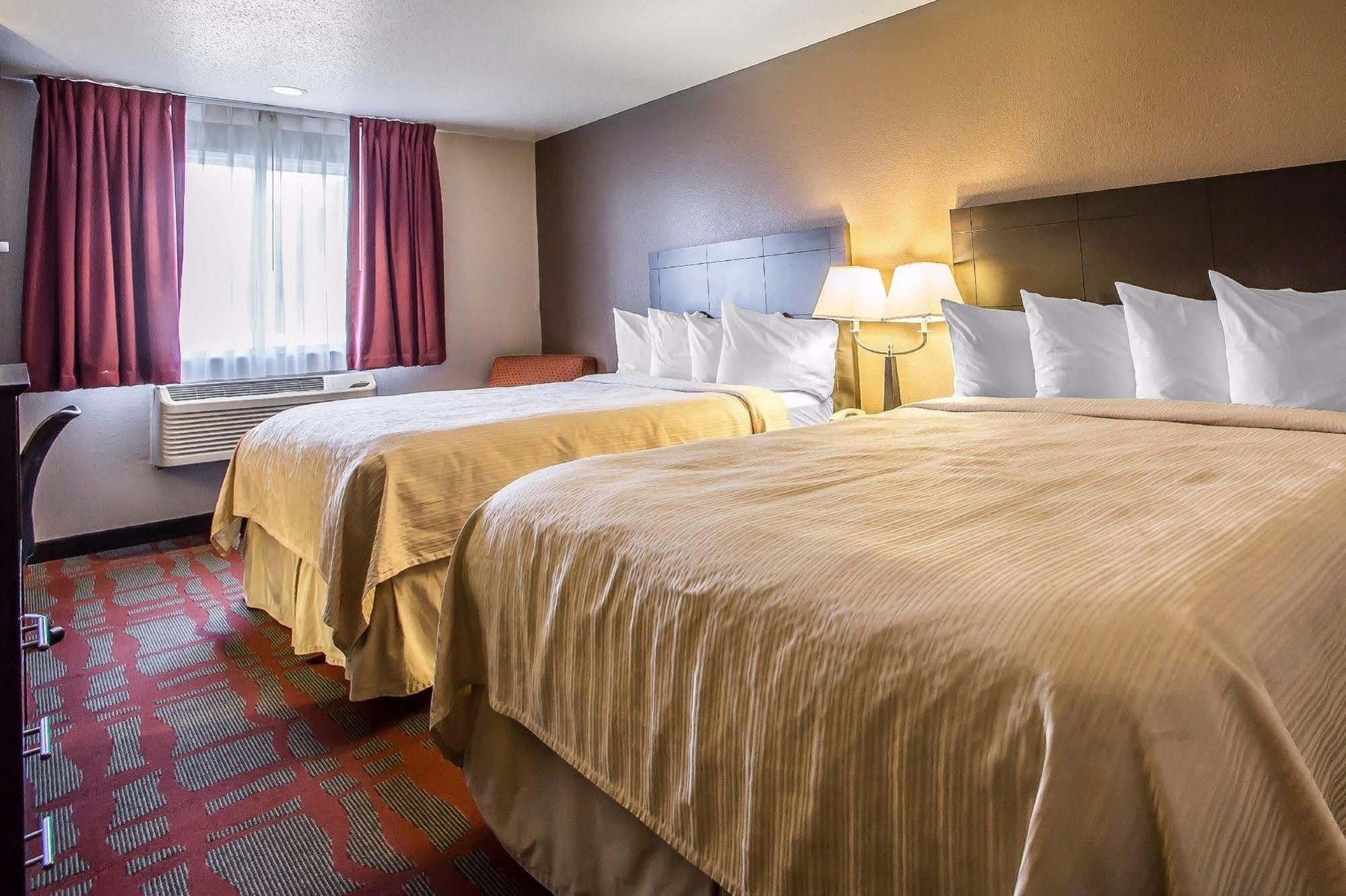 Quality Inn & Suites West Bend Экстерьер фото