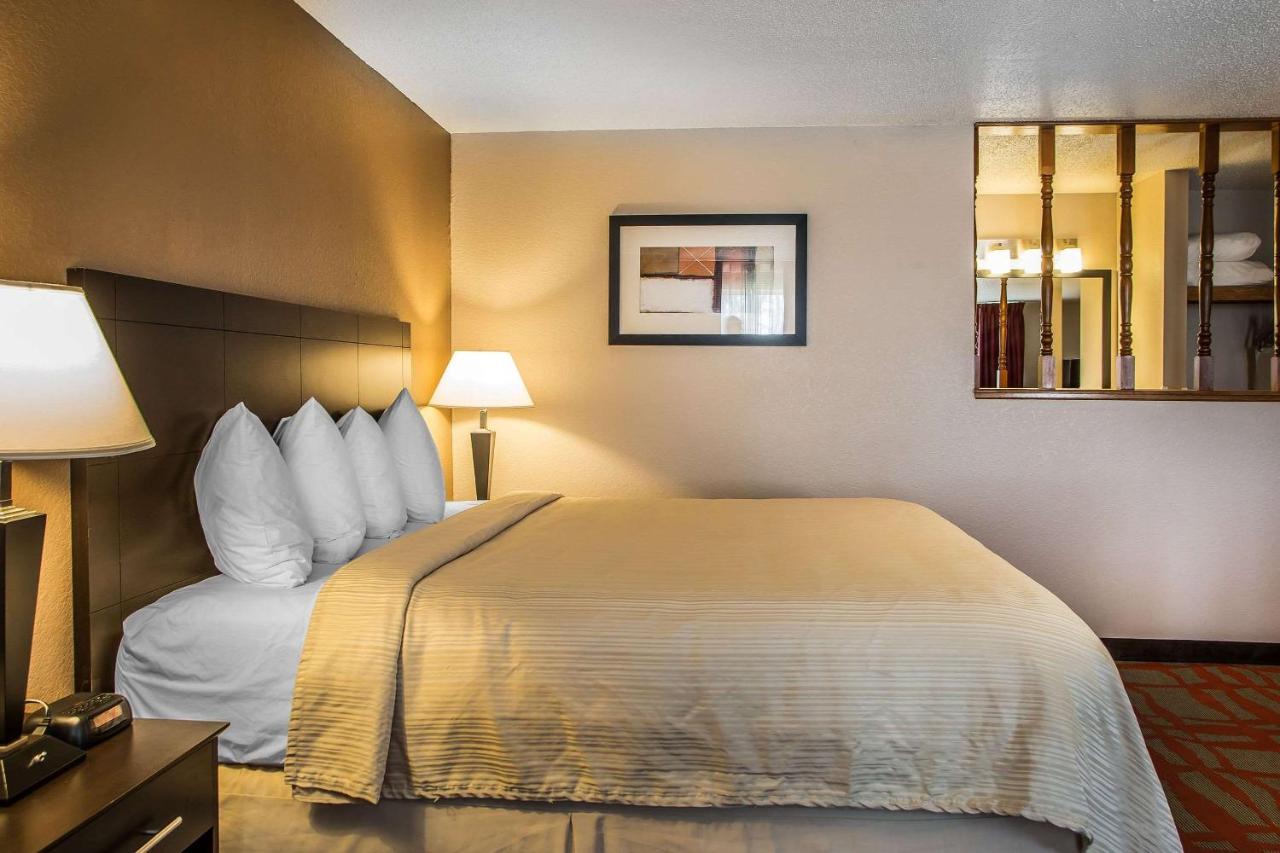 Quality Inn & Suites West Bend Экстерьер фото