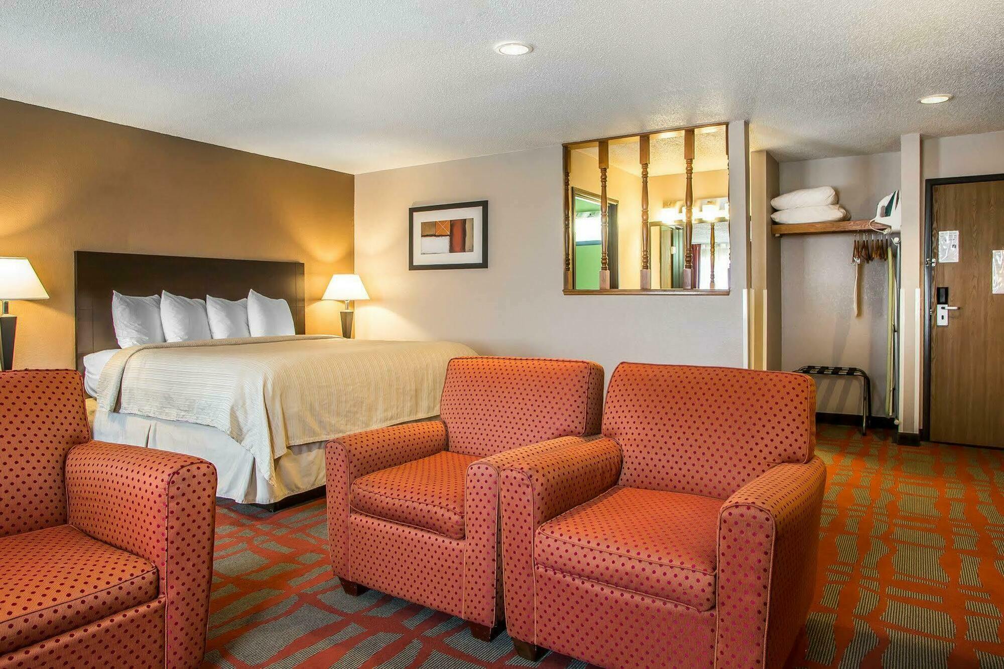 Quality Inn & Suites West Bend Экстерьер фото